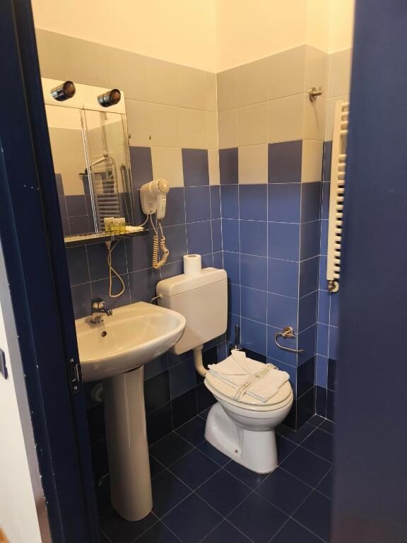 Bagno privato con doccia e set di cortesia al None Holiday Hotel